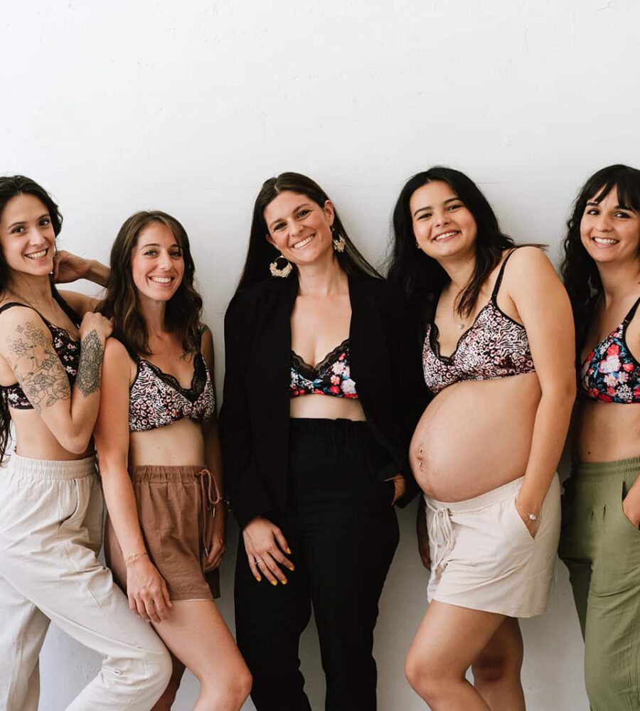 Femme qui allaite son bébé au sein