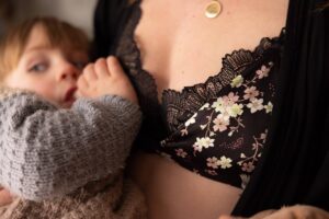 Le soutien-gorge d'allaitement absorbant : un indispensable